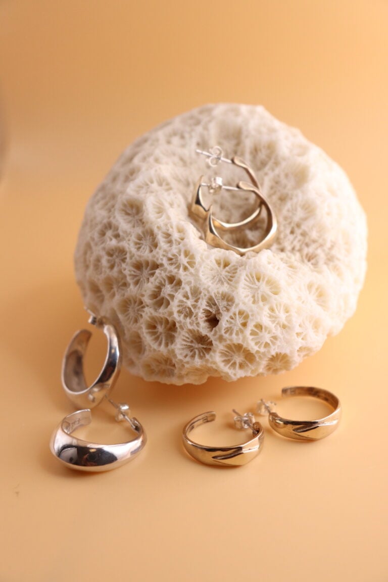 La designer che fa gioielli ispirati ai dettagli dei palazzi milanesi degli Anni Trenta