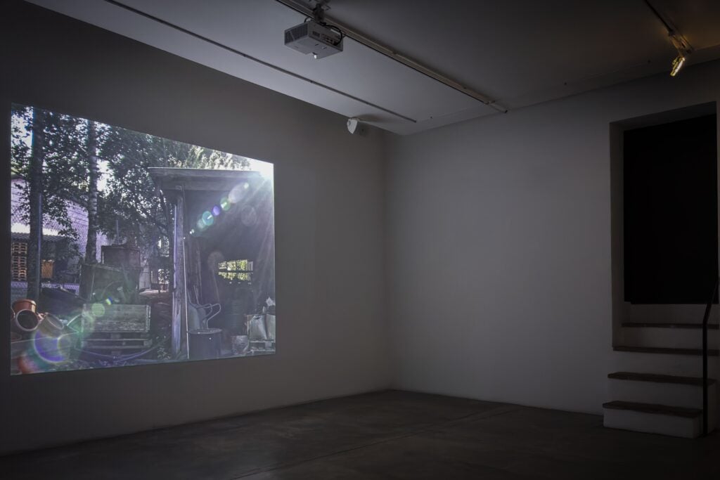 Muoversi tra memoria e percezione nella mostra di Salla Tykkä a Bologna