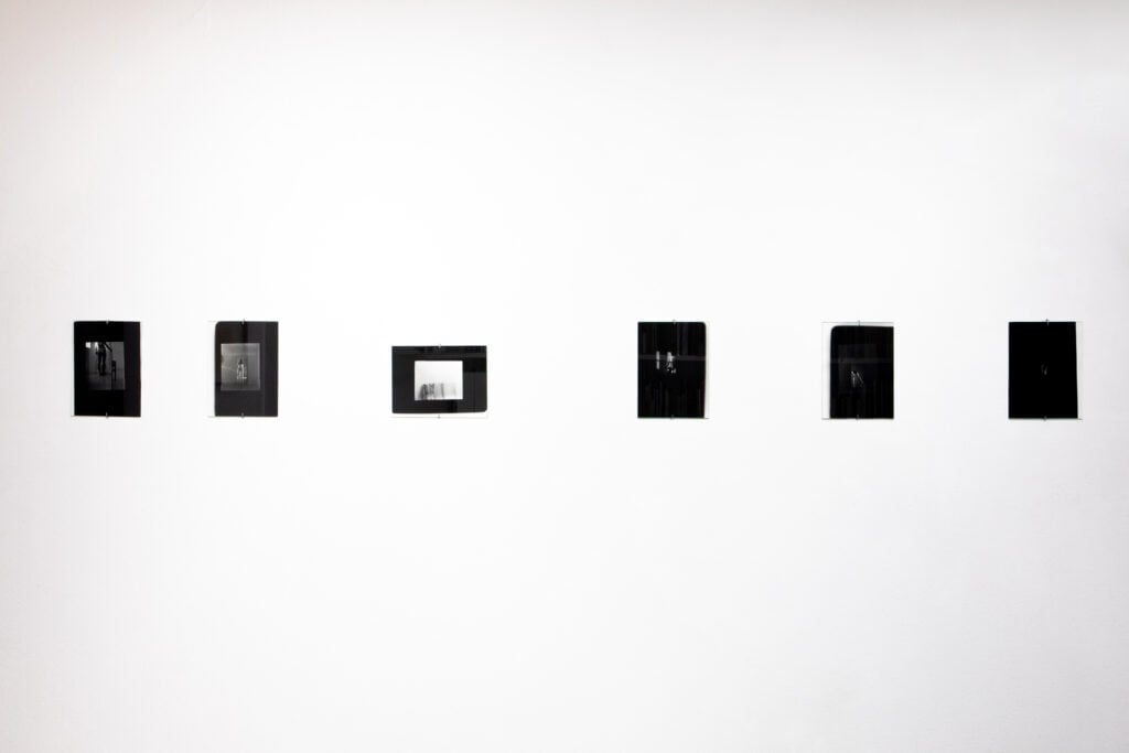 Muoversi tra memoria e percezione nella mostra di Salla Tykkä a Bologna