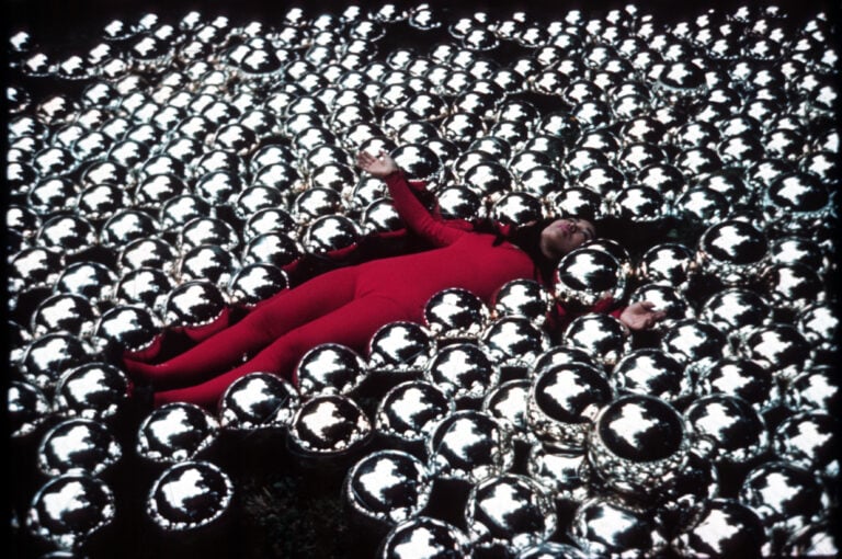 A Basilea una grande mostra per svelare le profondità dell’arte giocosa di Yayoi Kusama 