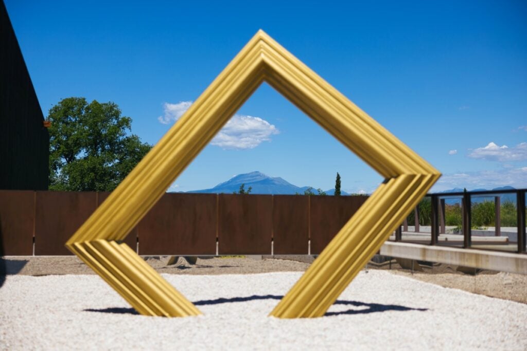 L’incontro tra arte contemporanea e vino in una cantina a due passi dal lago di Garda  