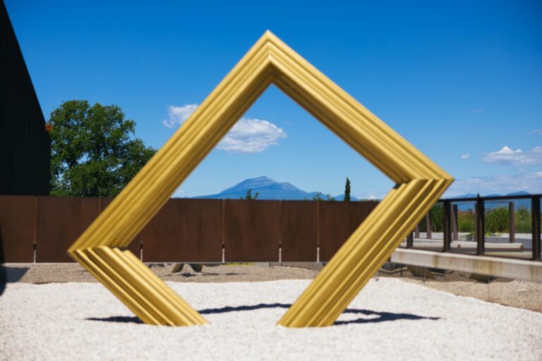 L’incontro tra arte contemporanea e vino in una cantina a due passi dal lago di Garda  