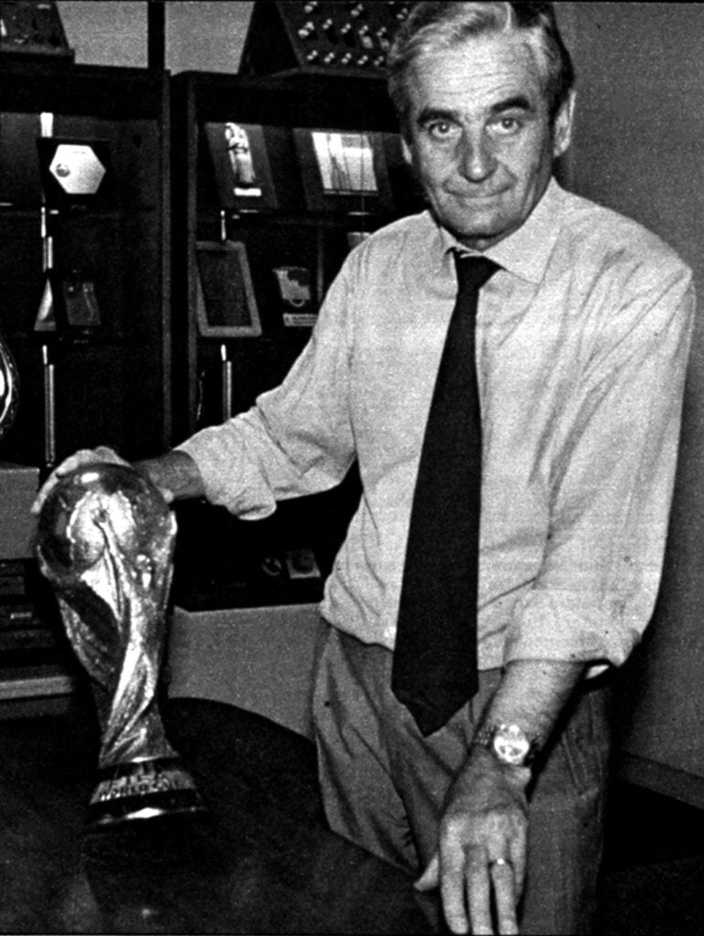 La Coppa del Mondo di calcio è una scultura nata a Milano. Una targa per ricordare l'artista Silvio Gazzaniga