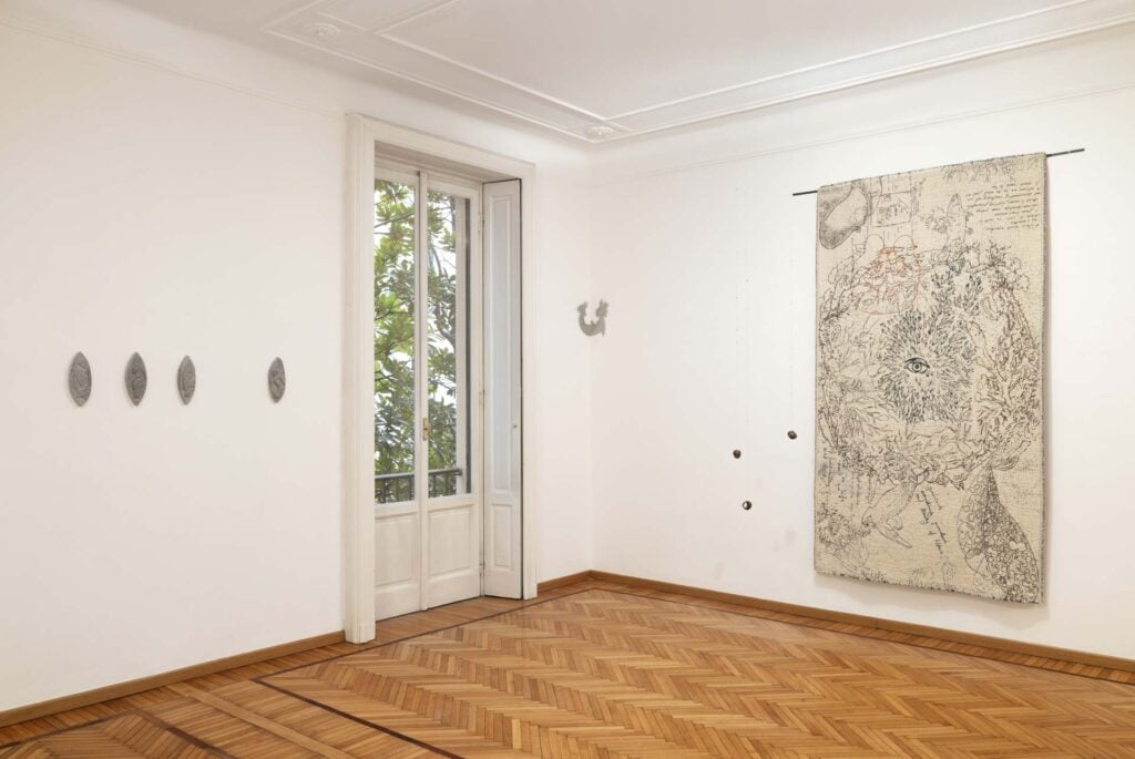 A Milano ci sono gli arazzi di Claudia Losi per raccontare la convivenza felice tra esseri umani e natura  