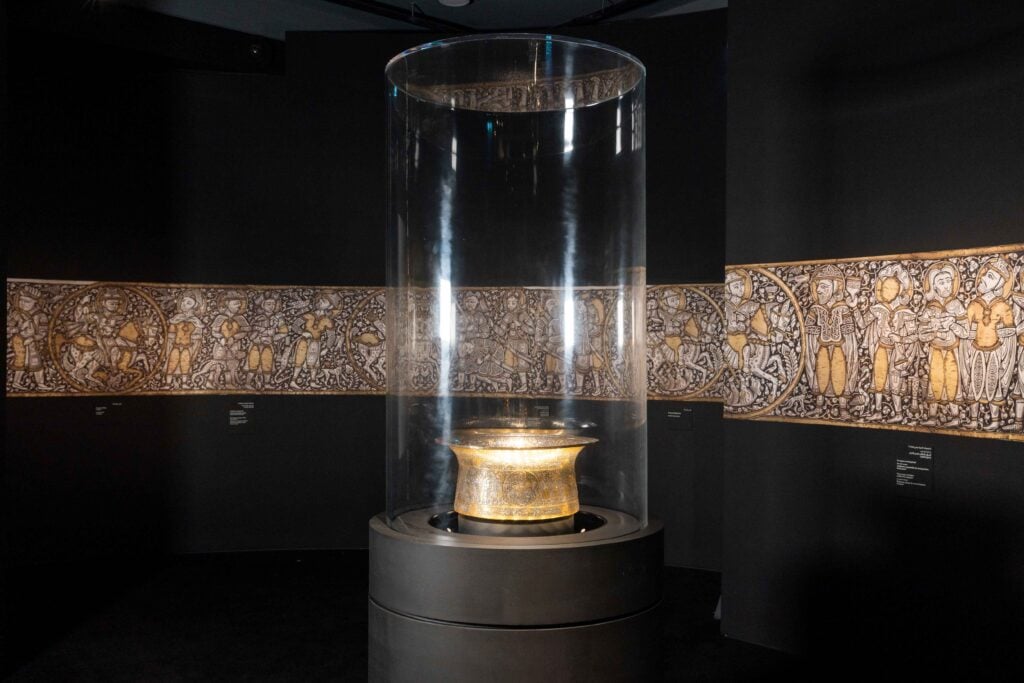 Mamluks, installation view al Louvre di Abu Dhabi, Bacile detto Battistero di san Luigi, firmato Muhammad ibn al-Zayn, Siria o Egitto, 1330-40¸ Department of Culture and Tourism Abu Dhabi