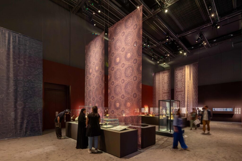 Mamluks, installation view al Louvre di Abu Dhabi, Department of Culture and Tourism Abu Dhabi