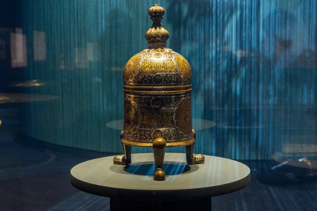 Mamluks, installation view al Louvre di Abu Dhabi, Incensiere Mamelucco Egitto (o Siria), 1294-1340 circa¸ Department of Culture and Tourism Abu Dhabi. Photo Daryll Borja