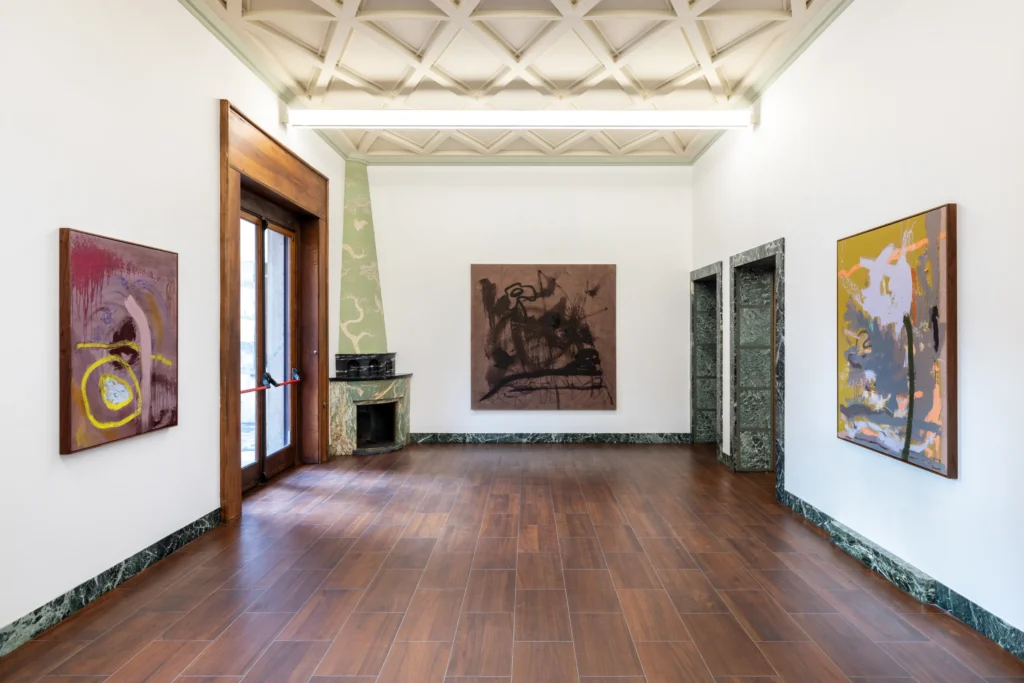 Felicità e dolore convivono nella mostra da Massimodecarlo a Milano 