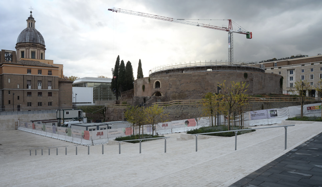 Sono stati giustamente abbattuti i cipressi del Mausoleo di Augusto (ma a Roma polemiche da mesi)