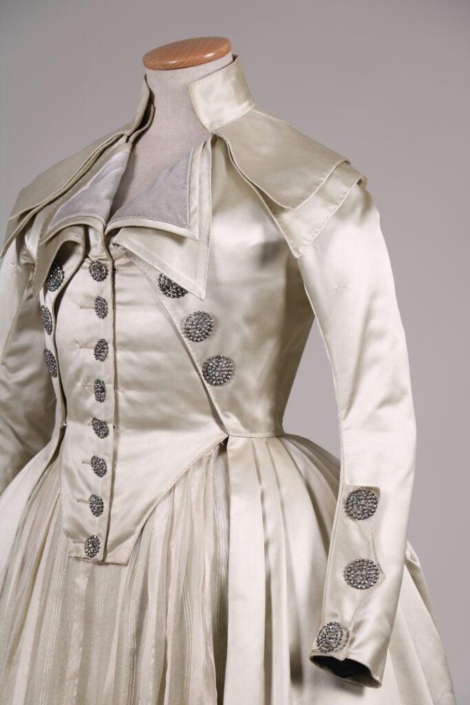 mostra REGINE IN SCENA (dettaglio) Costume di Massimo Cantini Parrini, Sartoria Tirelli 2024, indossato da M&eacute;lanie Laurent, film Le D&eacute;luge. Gli ultimi giorni di Maria Antonietta, di Gianluca Jodice 2024