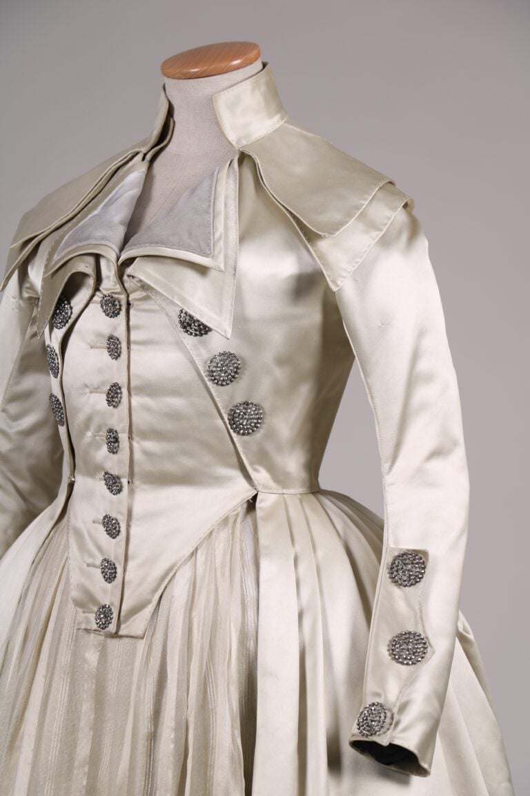 mostra REGINE IN SCENA (dettaglio) Costume di Massimo Cantini Parrini, Sartoria Tirelli 2024, indossato da M&eacute;lanie Laurent, film Le D&eacute;luge. Gli ultimi giorni di Maria Antonietta, di Gianluca Jodice 2024