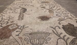 C’è un caso sull’opera d’arte contemporanea in mosaico creata per Ravenna: la città vuole che resti, la Soprintendenza dice no