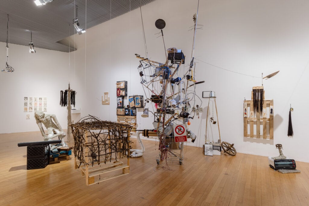 Un contro-archivio dell’India per rileggere il contemporaneo in mostra a Milano 