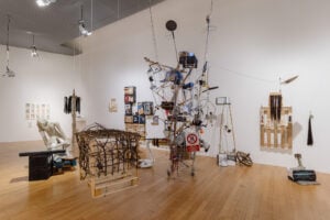 Un contro-archivio dell’India per rileggere il contemporaneo in mostra a Milano 