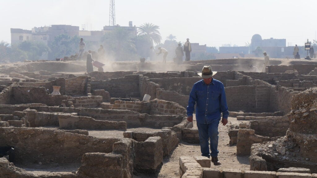 Zahi Hawass, l’ultimo “Faraone”: un film racconta la star dell’archeologia mondiale