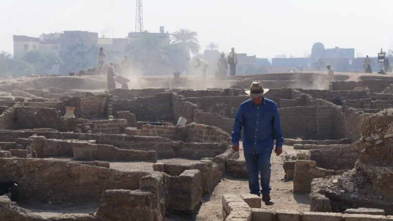 Zahi Hawass, l’ultimo “Faraone”: un film racconta la star dell’archeologia mondiale