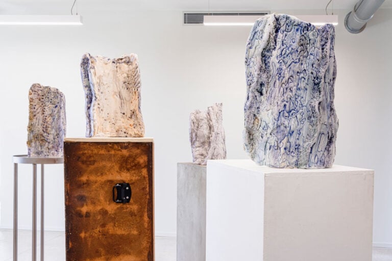 Particolare della mostra %22Scultura Centrale%22, 2025, sculture in ceramica dalla serie %22Pinus%22, Nuovo Spazio Pubblico di Vicenza, a cura di Alberto Zanchetta e Paolo Dosa, foto credits Nico Covre