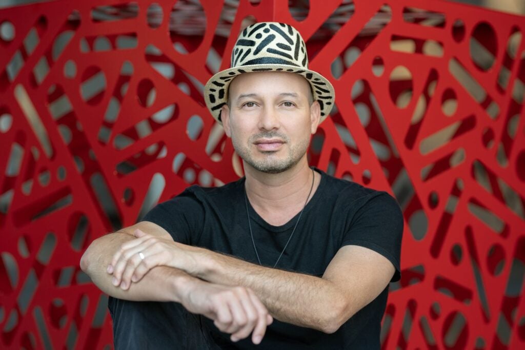 Un alfabeto di punti, linee e connessioni. Intervista all’artista Pipe Yanguas