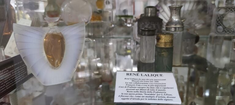vetrina dedicata a Ren&eacute; Lalique, Museo del Profumo, Milano