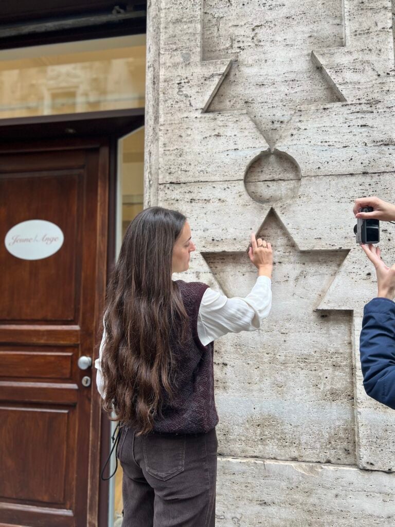 La designer che fa gioielli ispirati ai dettagli dei palazzi milanesi degli Anni Trenta
