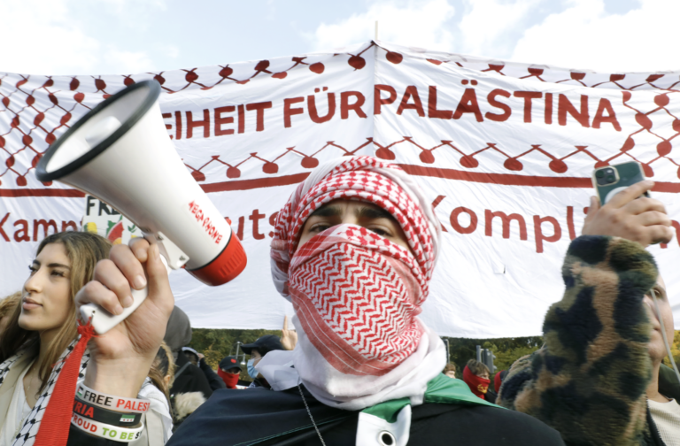 Alessia Cocca fotografa che documenta la repressione a Berlino