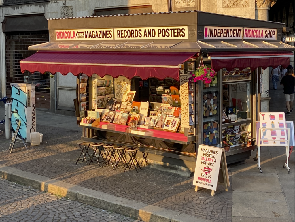 Si chiama “Ridicola” l’ex edicola di Torino che diventa uno spazio espositivo aperto 24 ore su 24 