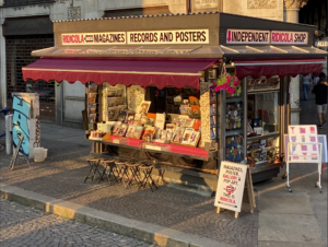 Si chiama “Ridicola” l’ex edicola di Torino che diventa uno spazio espositivo aperto 24 ore su 24 