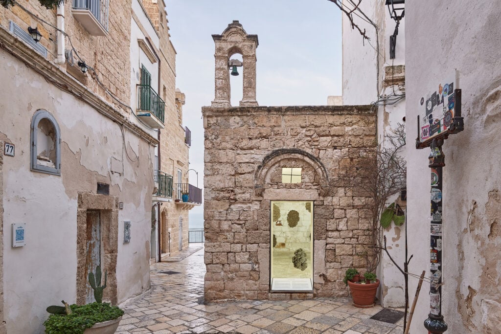 Polignano a Mare (BA), ExChiesetta. Donato Trovato, "Mente alveolare", 2026. Ph: Marino Colucci 2026