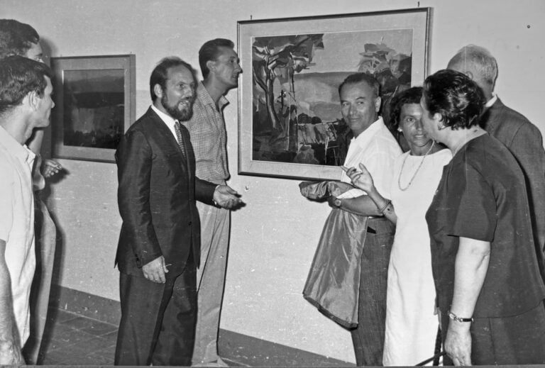 Da sinistra il pittore Celiberti, Tano Cuva, il pittore e critico Biasion con la moglie - Vita e paesaggio di Capo d'Orlando, 1965