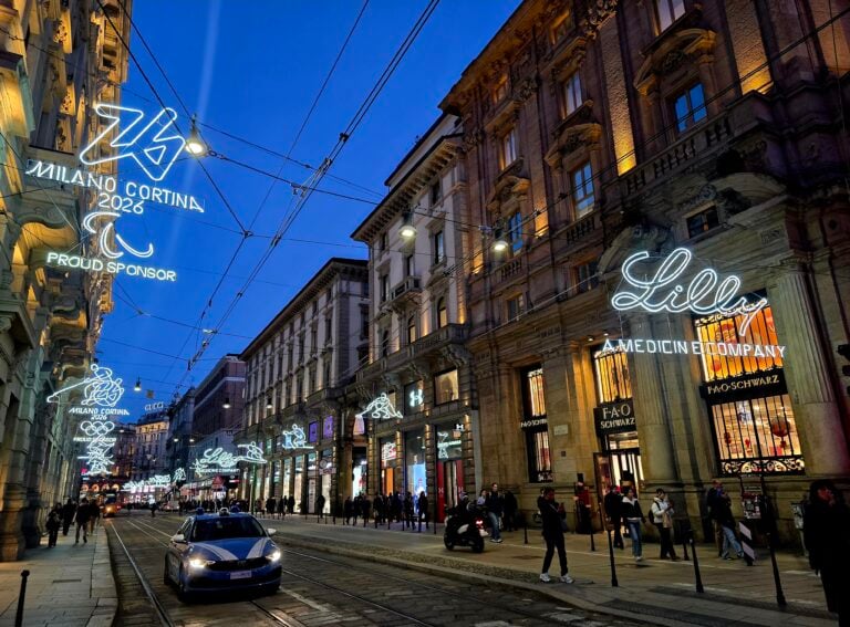 Olimpiadi invernali Milano-Cortina 2026, Installazioni neon in via Orefici a Milano
