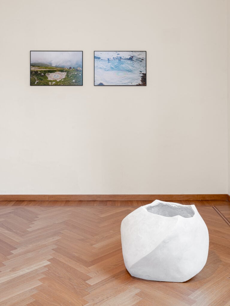 Installation view, lavori di Chiara Gambirasio. NEVEr alone, Casa Testori, 2025. Crediti fotografici: Flavio Pescatori
