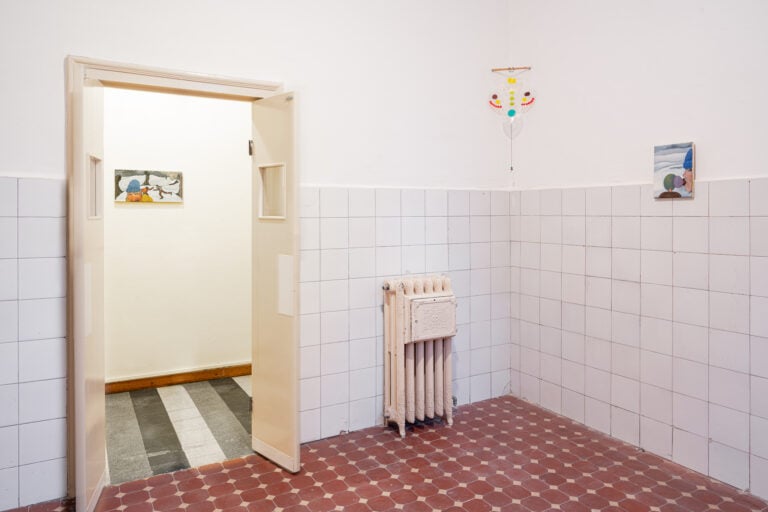 Installation view, lavori di Sofié Tobiasova e Sara Cortesi. NEVEr alone, Casa Testori, 2025. Crediti fotografici: Flavio Pescatori