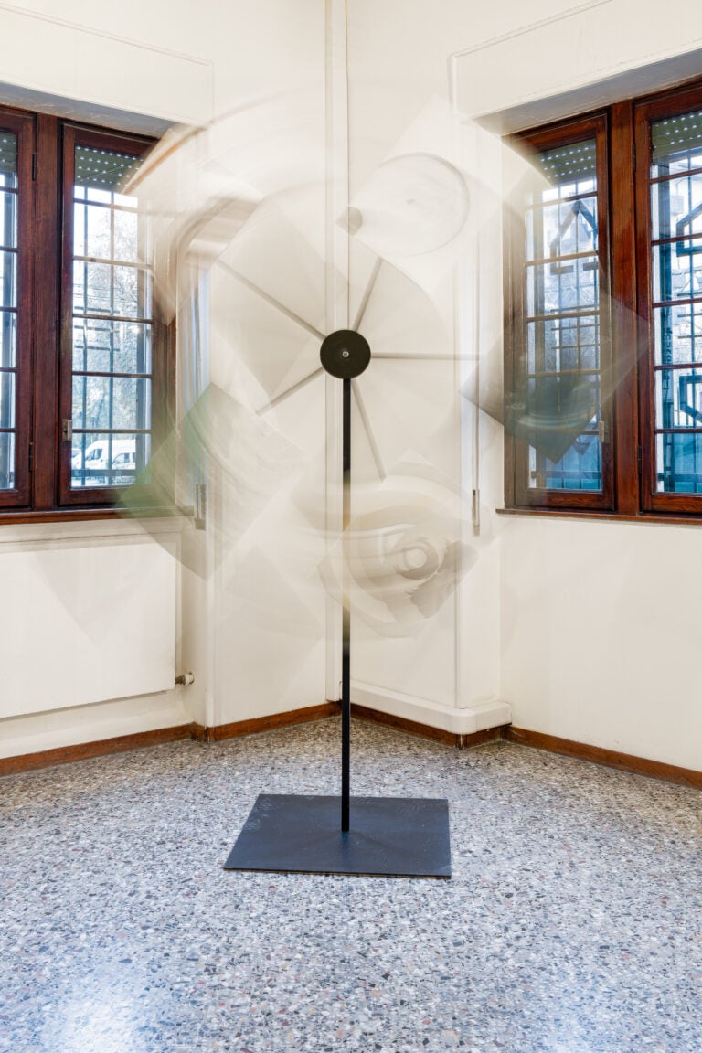 Bianca Schroeder, Feedback Loop #1-5 (Gira-Quadri), 2025, olio su tela su gira-quadri. NEVEr alone, Casa Testori, 2025. Crediti fotografici: Flavio Pescatori