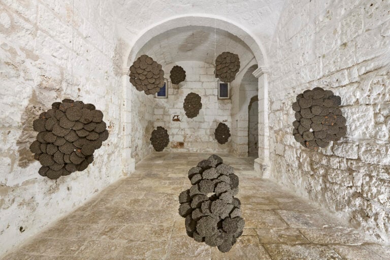 Polignano a Mare (BA), ExChiesetta. Donato Trovato, "Mente alveolare", 2026. Ph: Marino Colucci 2026