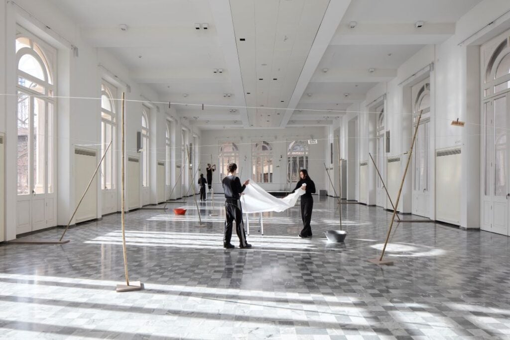Un artista a Bologna stende lenzuola nel salone di un palazzo nobiliare. Il curatore ci spiega perché