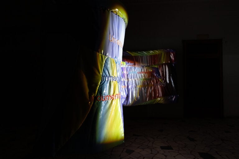 Barbara Prenka, "What Lies Behind the Boundaries of a Shadow", 2025, tessuto stampato digitalmente, ricamato, cucito e imbottito con ovatta e tela, 5m x 1,40m. BAW - Bolzano Art Weeks 2025. Foto di Fanni Fazekas