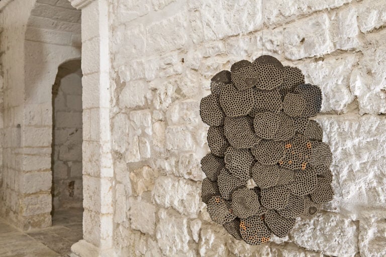 Polignano a Mare (BA), ExChiesetta. Donato Trovato, "Mente alveolare", 2026. Ph: Marino Colucci 2026