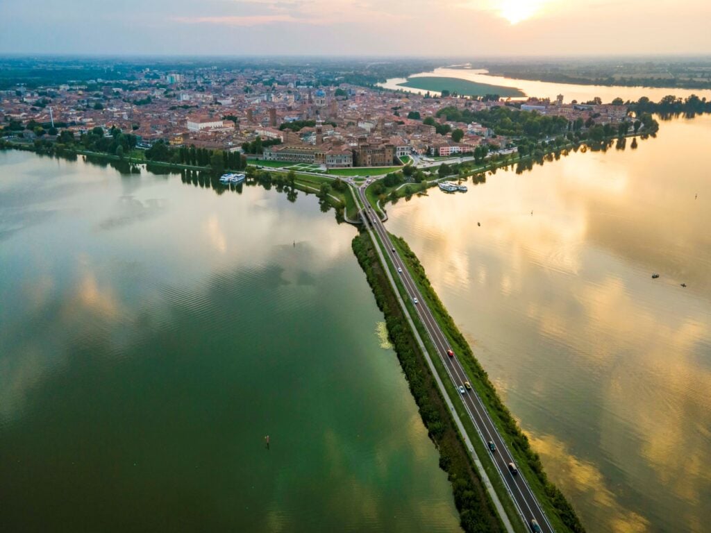Mantova, vista del Lago Superiore. Foto © Comune di Mantova