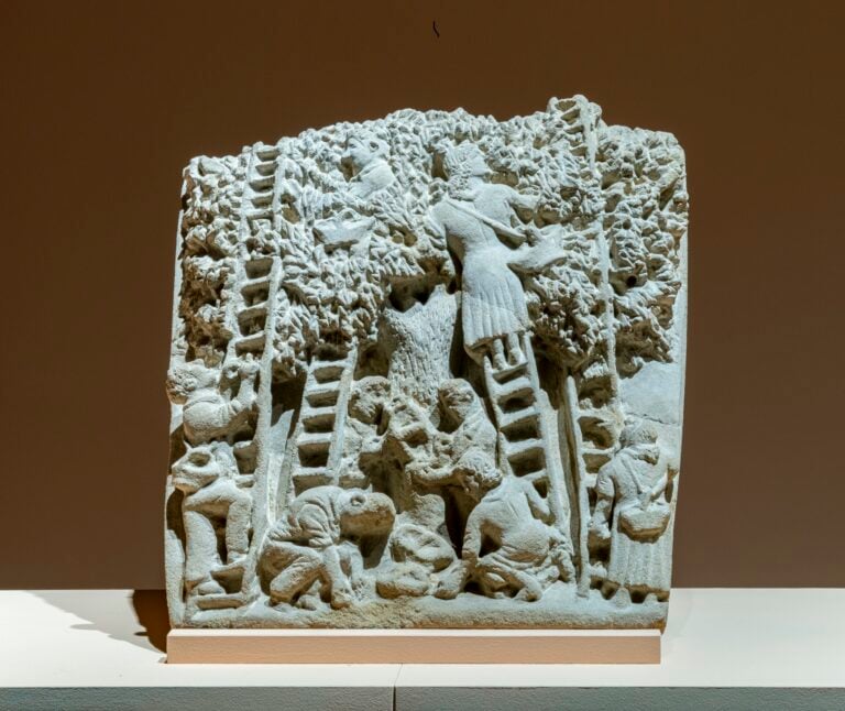 Alberto Sani, La coglitura delle olive, pietra arenaria di Pienza, 40 x 43 x 12 cm - Propriet&agrave; Gianni e Paolo Mazzoni