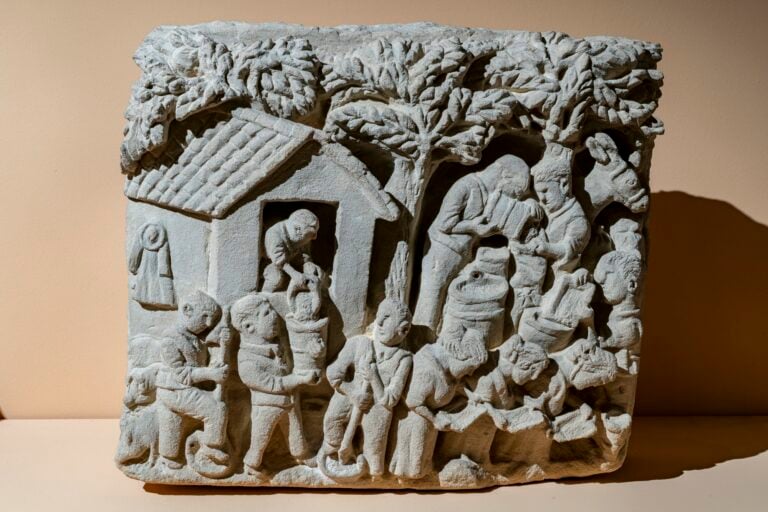 Alberto Sani, La mondatura delle castagne, pietra arenaria di Campriano, 42 x 48 x 22 cm. Propriet&agrave; del Museo &copy;Ph. Ela Bialkowska-OKNOstudio