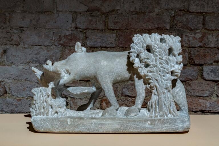 Alberto Sani, La volpe, marmo, 48 x 30 x 14 cm. Collezione privata Opera esposta ai Magazzini del Sale di Siena &copy;ph. Ela Bialkowska-OKNOstudio