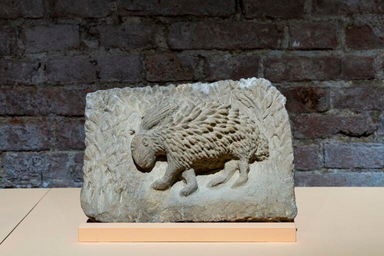 Alberto Sani, L&rsquo;istrice, pietra arenaria, 30 x 22 cm - Collezione privata