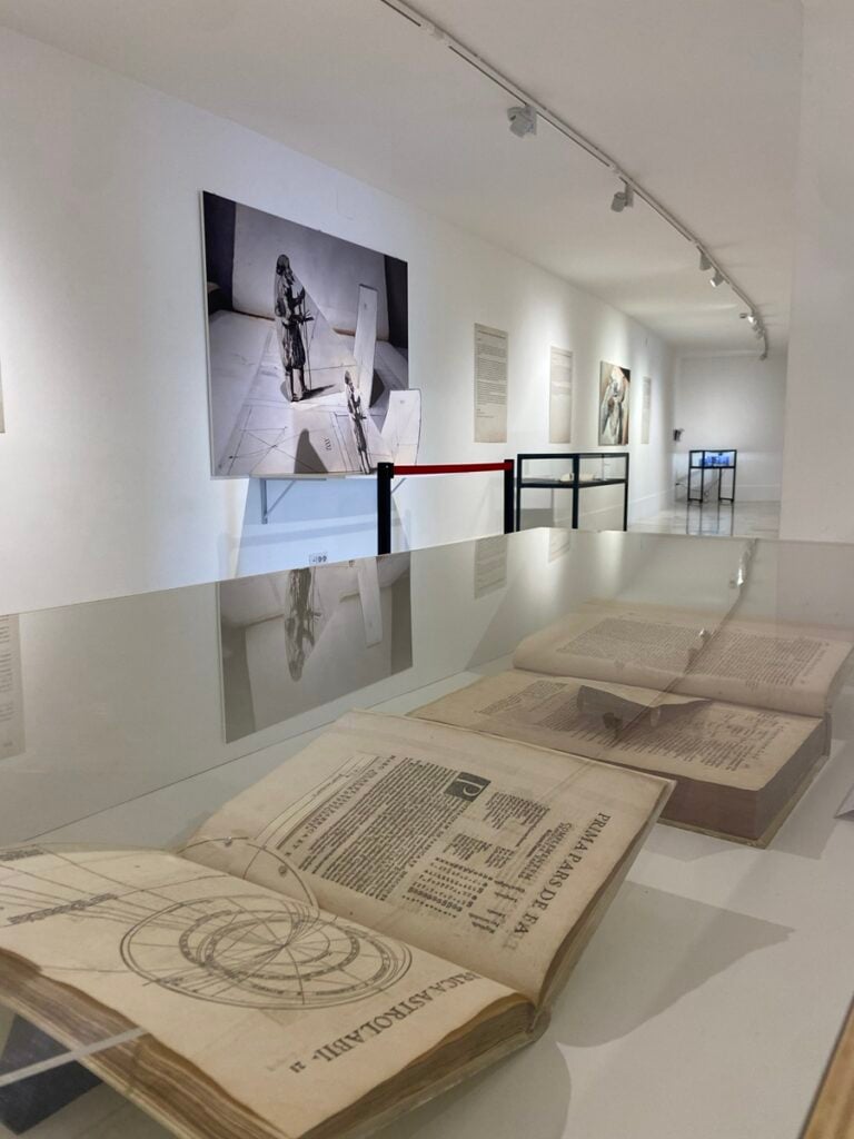 Arti e scienze nei libri interattivi delle collezioni Sapienza, 2026, installation view (MLAC - Museo Laboratorio d&rsquo;Arte Contemporanea, 22 gennaio - 28 febbraio 2026)