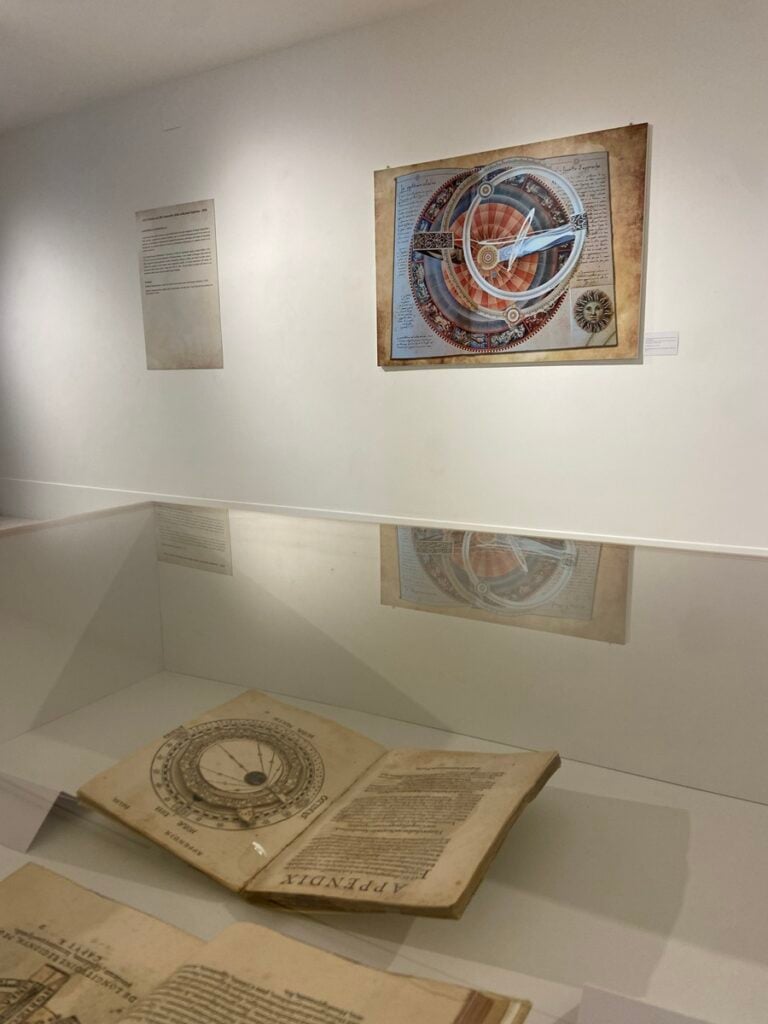 Arti e scienze nei libri interattivi delle collezioni Sapienza, 2026, installation view (MLAC - Museo Laboratorio d&rsquo;Arte Contemporanea, 22 gennaio - 28 febbraio 2026)