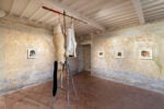 L’arte esistenziale di Berlinde de Bruyckere è in mostra a San Gimignano da Continua 