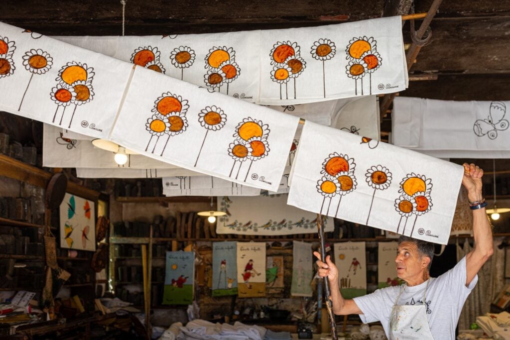 Artigianato resistente. Storia dei tessuti stampati a ruggine di Romagna e i 200 anni della Stamperia Pascucci