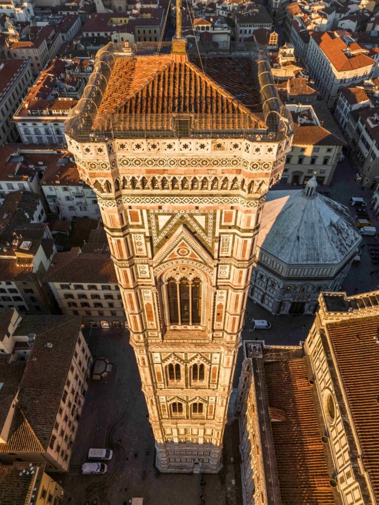Servono oltre 60 milioni di euro per restaurare il Campanile di Giotto (e i monumenti di Piazza del Duomo a Firenze)