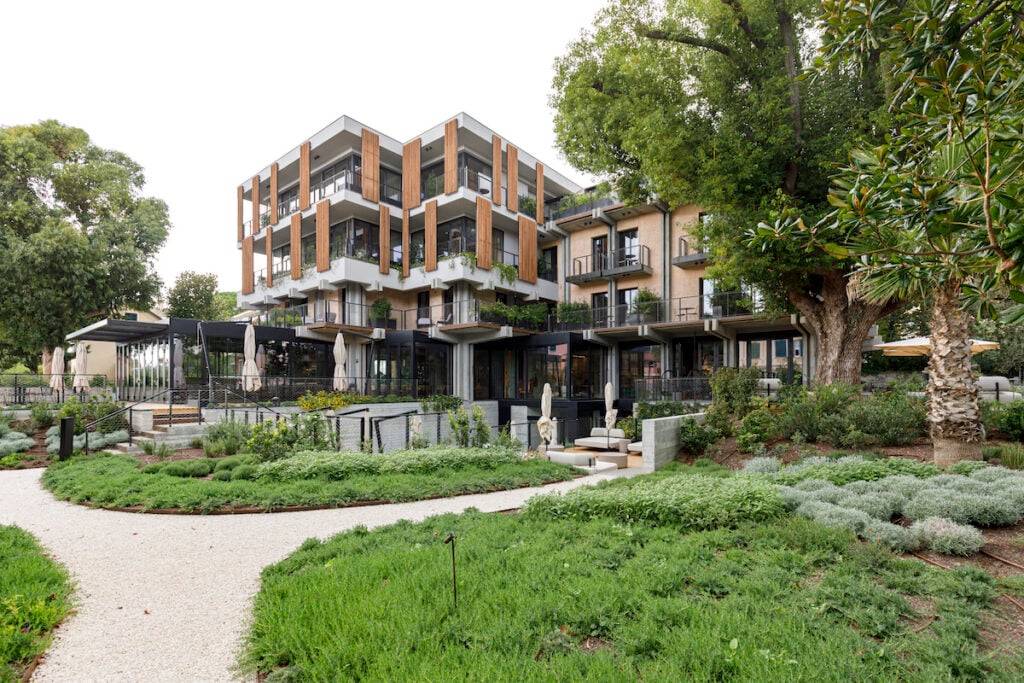 In Liguria l&rsquo;hotel di lusso brutalista che vuole far rinascere il turismo invernale a Nervi