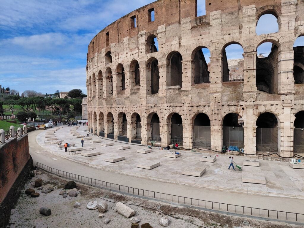 La nuova pavimentazione in travertino intorno al Colosseo