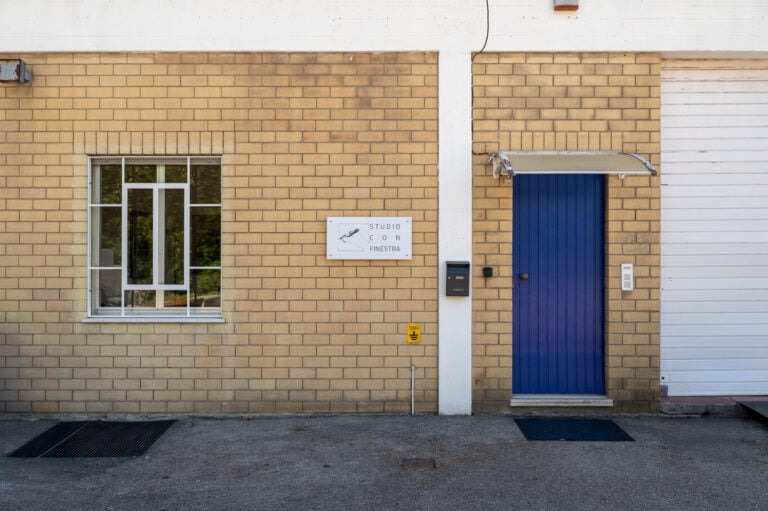 Condividere il bianco. Esterno. Ph: Lumaphoto, 2025